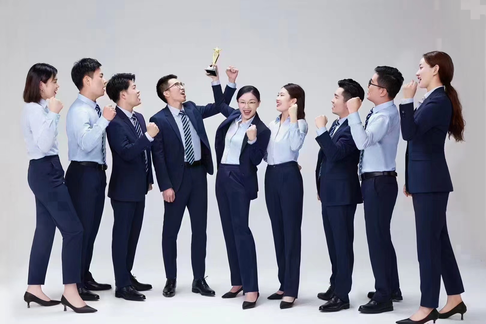 湖南掌尚服飾有限公司_衡陽職業制服時尚西服設計生產銷售 湖南掌尚服飾有限公司_衡陽職業制服時尚西服設計生產銷售