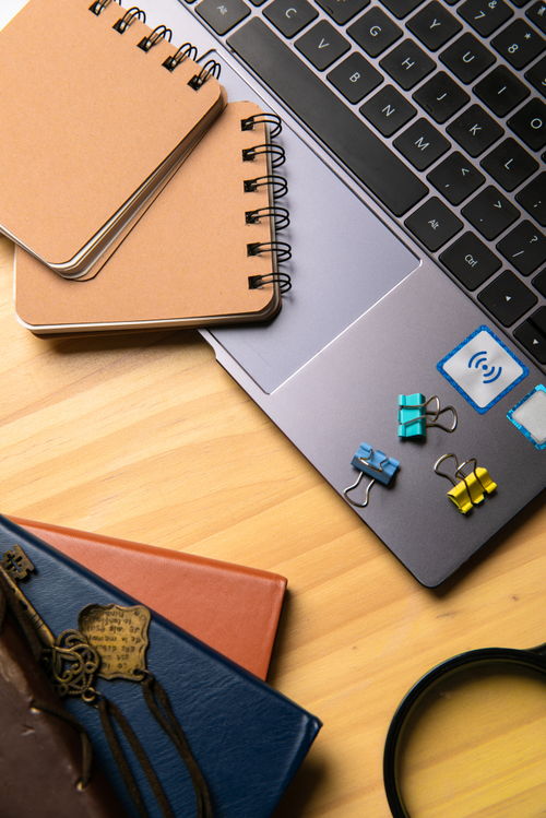 文件夾辦公用品與汽車零配件商務(wù)攝影圖的視覺營銷